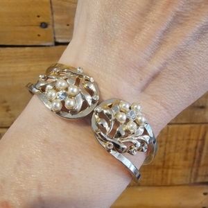 Vintage faux pearl and rhinestone flower goldtone bracelet